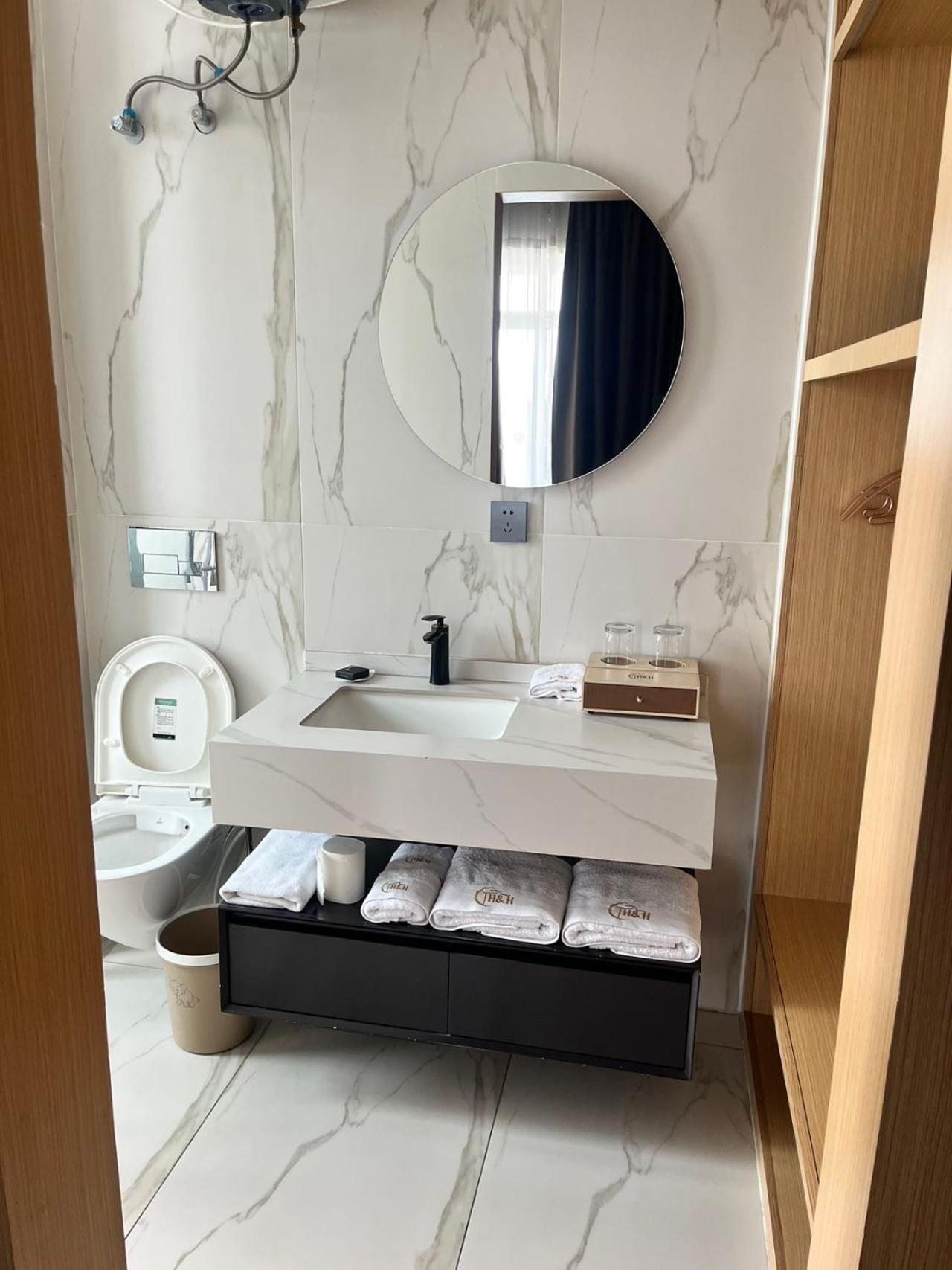 H&H Hotel Киншаса Экстерьер фото